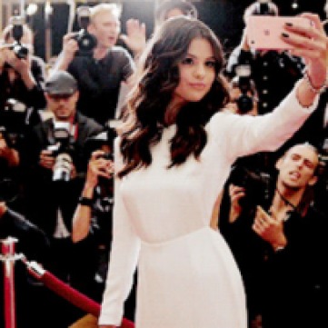 Image 1: Selena Gomez in Apple iPhone TV ad. (Source: https://media.giphy.com/media/3oEduRtkvRXNHOTZCg/giphy-facebook_s.jpg)